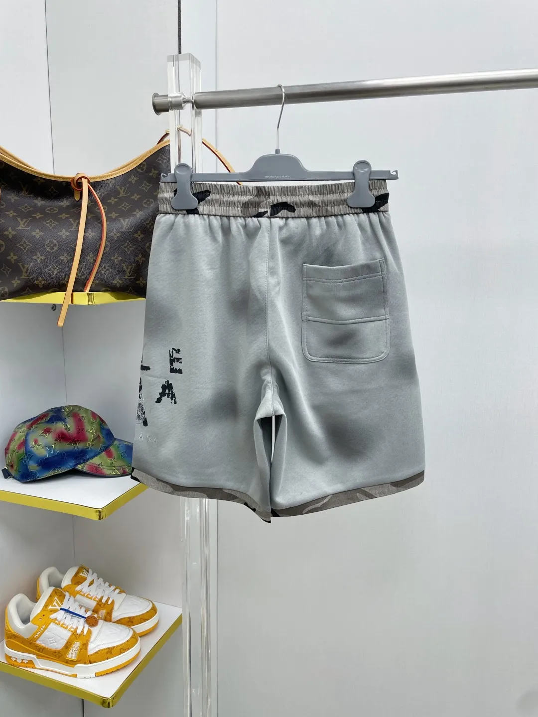 Bal Paris 2026 Summer New Arrival casual shorts with contrasting colors and blurred letters brand LOGO are on sale simultaneously on the official website. Brand Classic LOGO casual pants, customized fabrics, excellent comfort and strong touch. Highly recognisable, perfect appearance and craftsmanship. Size:M-3XL